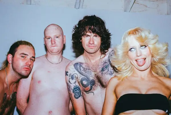 Amyl and the Sniffers, banda de punk rock australiana, actuando en directo.