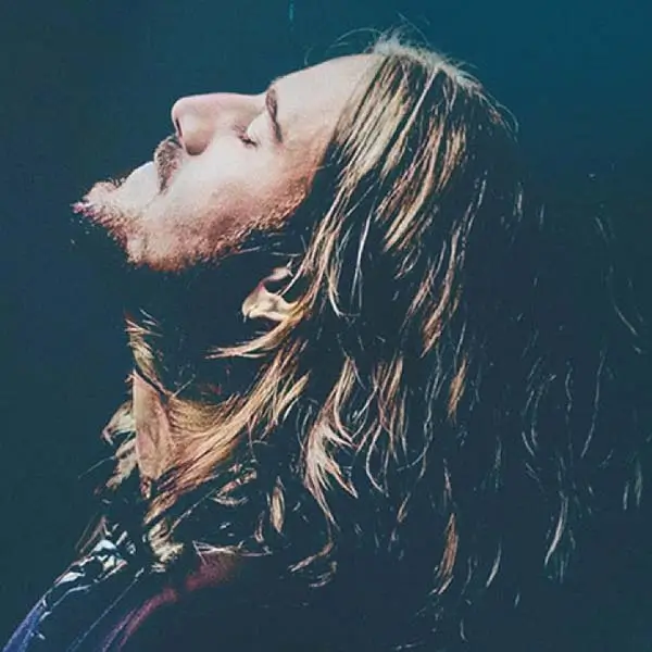 El cantante Andrés Suárez actuando en un concierto.