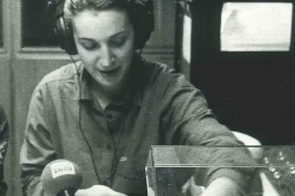 Fotografía de una actriz en escena con elementos teatrales.