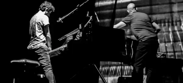 Imagen abstracta representando sonidos y calles de Santiago de Compostela.