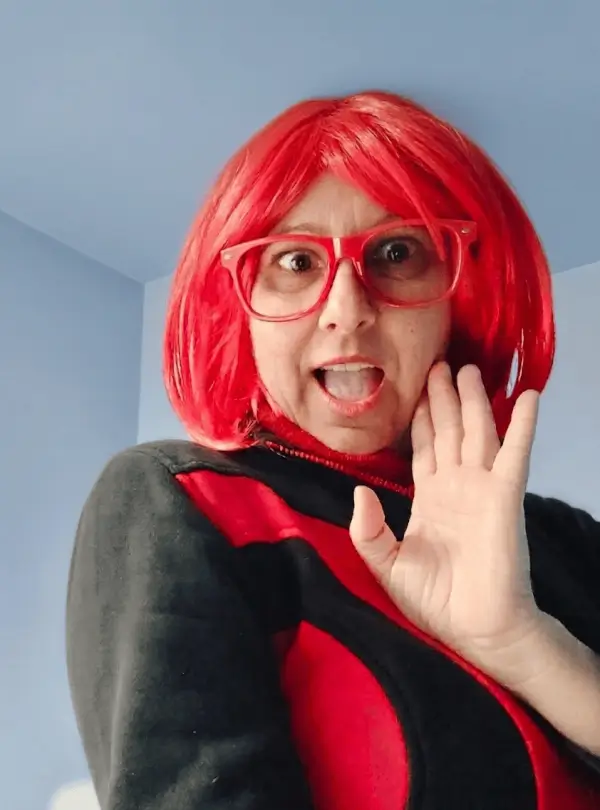 Ilustración de un bolsillo lleno de objetos cotidianos como una piedra, un papel y una llave, de donde emergen pequeñas historias.