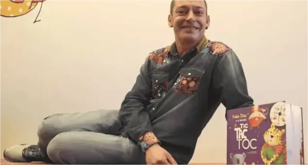 El cuentacuentos Pablo Díaz interactuando con un grupo de niños atentos durante una sesión de narración oral.