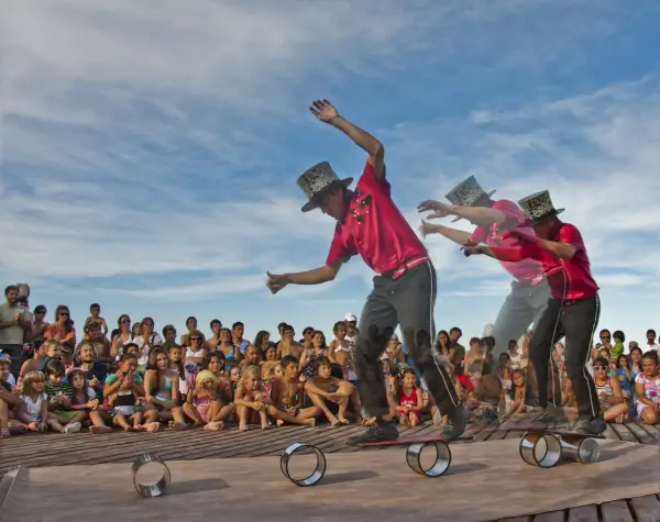 Artista de circo realizando un acto de equilibrio precario.