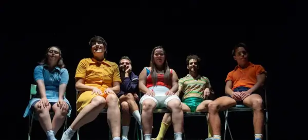 Bailarines en movimiento durante la representación de 'On Time', explorando el concepto del tiempo a través de la danza contemporánea.