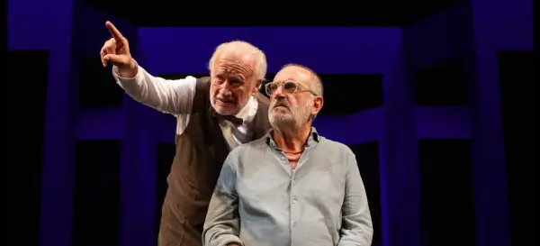 Cartel de la obra de teatro 'Esencia' con dos figuras abstractas.