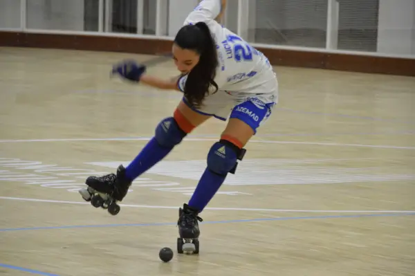 Jugadoras de hockey sobre patines del Hockey Club Raxoi en acción.