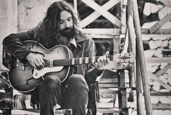 El músico Julián Maeso actuando en directo.