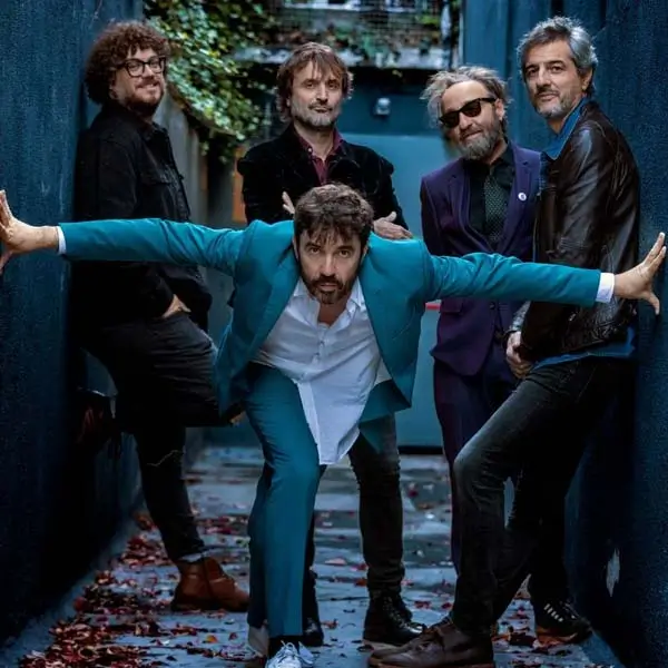 La banda La Cabra Mecánica en el escenario durante un concierto.