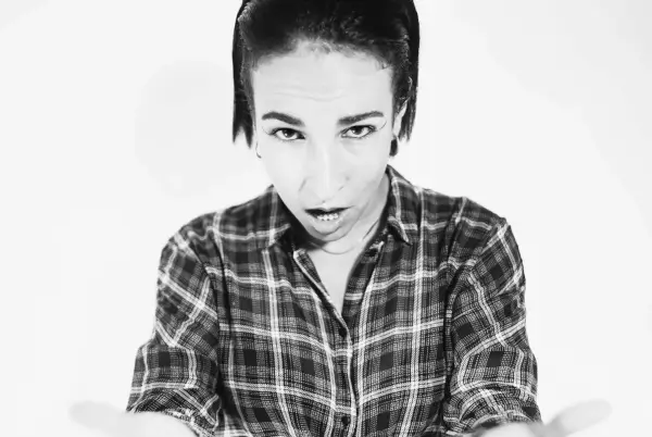 La banda La Perra Blanco actuando en un concierto, con la guitarrista y cantante Alba Blanco en el centro del escenario.