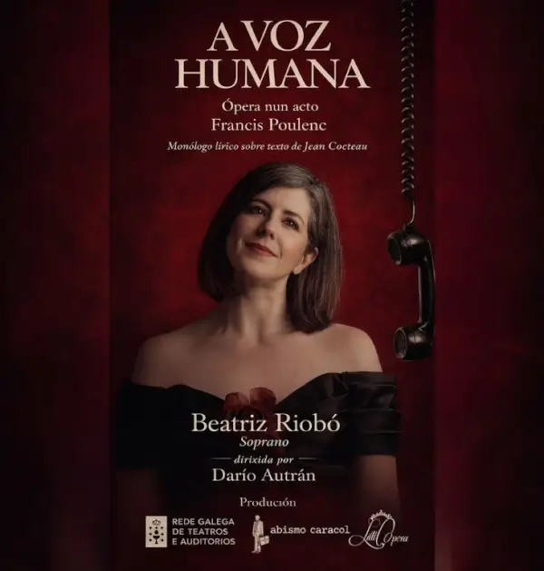 Una mujer al teléfono, representando la ópera 'La Voz Humana'.