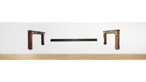 Pintura realista de Lluís Hortalà con detalles arquitectónicos y referencias a la ley.