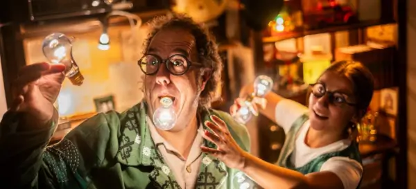 Personajes de 'Lumiero' interactuando con luces y sombras en un escenario.