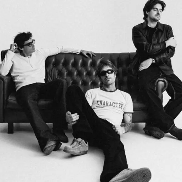 El grupo Marlon actuando en un concierto, con luces de escenario y el público disfrutando de su música.