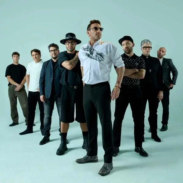 La banda No Te Va Gustar actuando en directo.