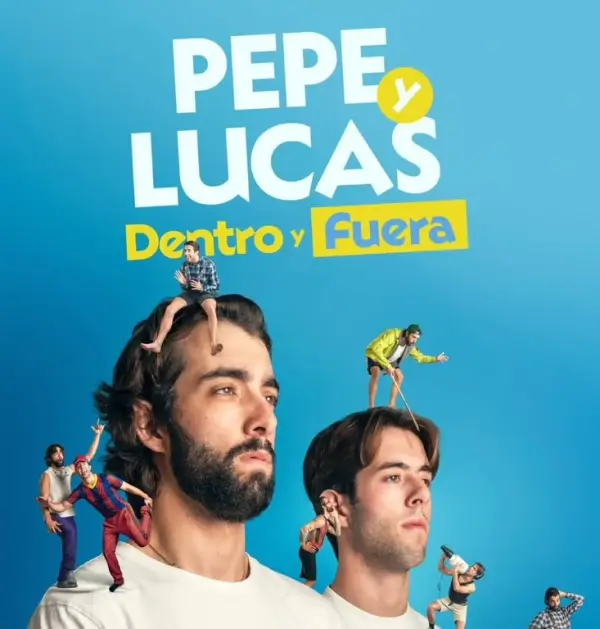 Los hermanos Pepe y Lucas, conocidos por TikTok, posando sonrientes en un escenario de teatro.