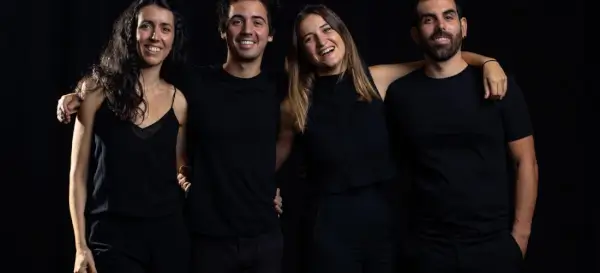 Músicos y participantes interactuando en un taller de música inclusiva.