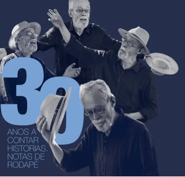 Quico Cadaval en el escenario, contando una historia con gestos expresivos y el público atento en la penumbra del auditorio.