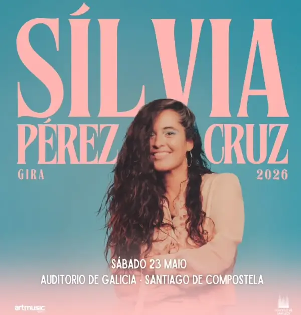 Silvia Pérez Cruz cantando en un escenario.