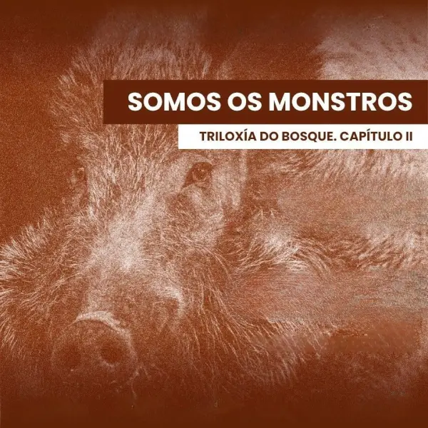 Escena teatral de 'Somos os monstros' con dos niños en un bosque oscuro y elementos que sugieren un ambiente misterioso y de fantasía.