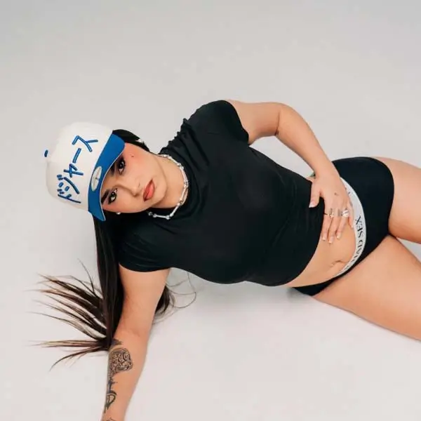 La banda Steve ’n’ Seagulls tocando instrumentos acústicos en un escenario.