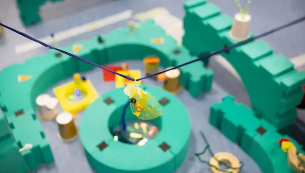 Niños participando en un taller de arquitectura con bloques de construcción en el CGAC.