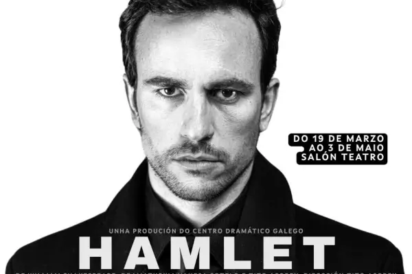 Escena de la obra teatral Hamlet del Centro Dramático Galego, con actores en un escenario contemporáneo.