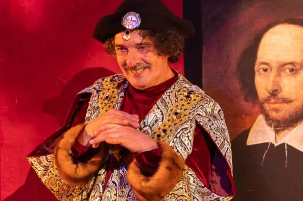 Evaristo Calvo en escena interpretando a Ricardo III, en un monólogo teatral con un toque de humor.