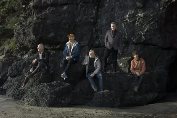 La banda The Soundtrack of Our Lives actuando en directo.