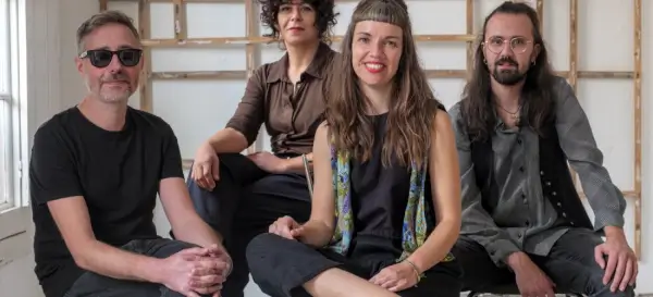 Imagen conceptual de Traspielas con elementos visuales y musicales.