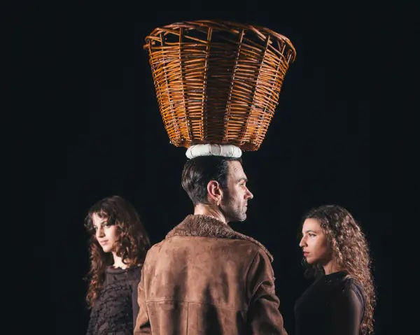 Bailarines en escena con movimientos fluidos, expresando la conexión con lo cotidiano y la vulnerabilidad humana.