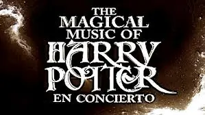 Una orquesta y coro interpretando la banda sonora de Harry Potter en un escenario iluminado con motivos mágicos.
