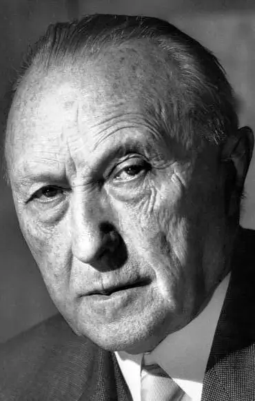 El profesor Jorge Quindimil impartiendo una charla sobre Konrad Adenauer y el ejército europeo en la Biblioteca Ánxel Casal.