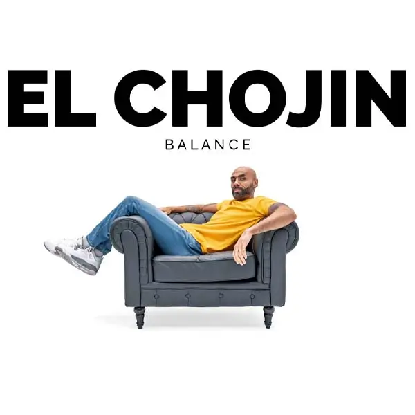 El rapero El Chojin actuando en directo en un escenario, con un micrófono en mano y el público animando.