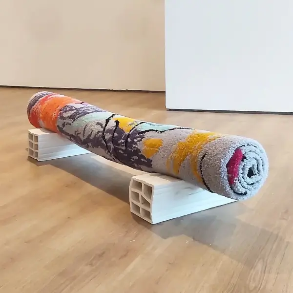Una obra de arte contemporáneo abstracta con texturas y formas fragmentadas, exhibida en una galería de arte.