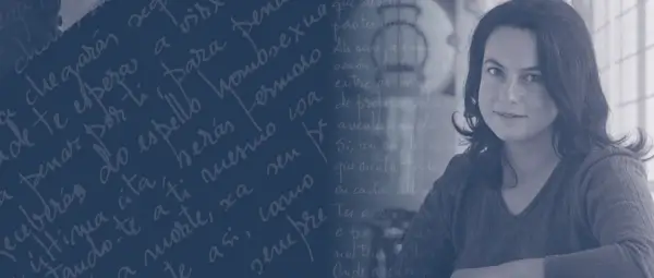Imagen de la exposición dedicada a Luísa Villalta, mostrando documentos, libros y objetos personales de la autora gallega.