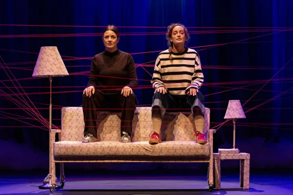 Actrices en escena con elementos de costura, representando una historia de autoficción y homenaje a la figura de la abuela modista.