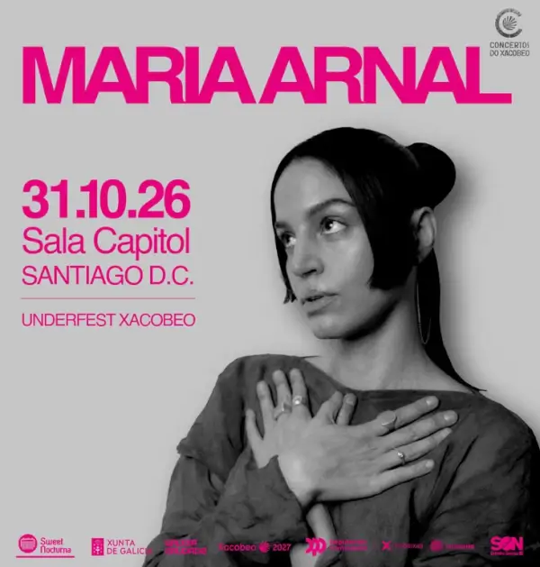 María Arnal, artista musical, actuando en un escenario con iluminación artística, combinando voz y movimiento.