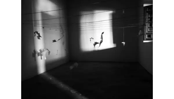 Instalación artística de Misha Bies Golas con esculturas biomórficas y pinturas abstractas, reflejando su exploración de las vanguardias del siglo XX.