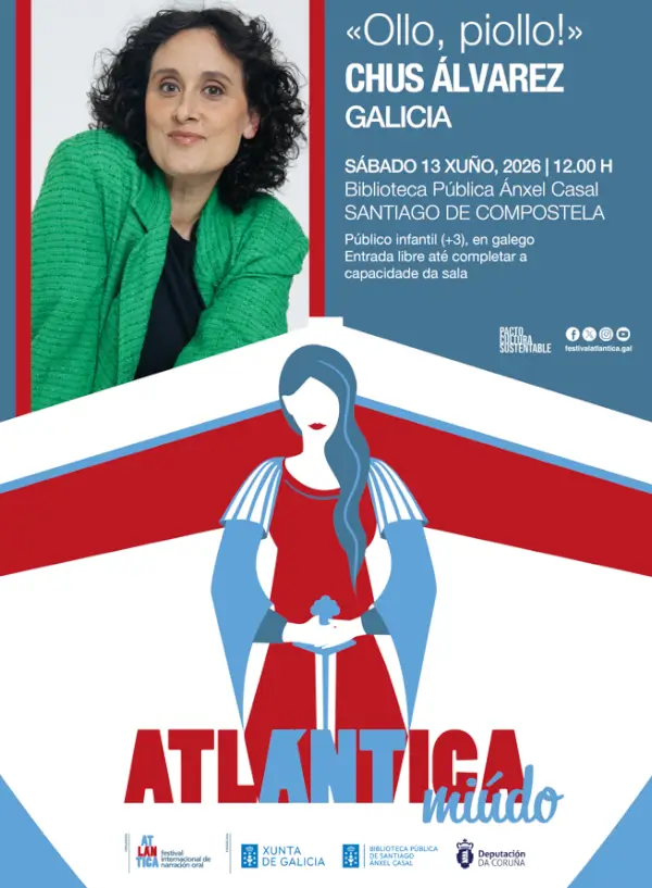 Chus Álvarez, una cuentacuentos, interactuando con niños durante la sesión 'Ollo, piollo!' en una biblioteca, rodeada de libros.