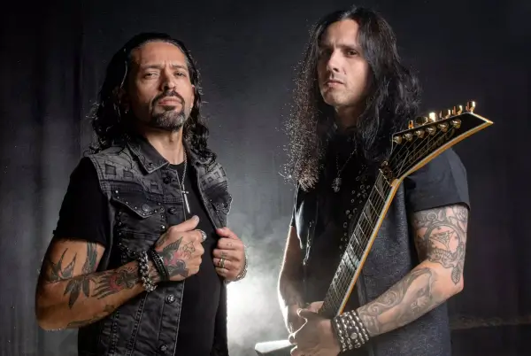 Ronnie Romero y Gus G, vocalista y guitarrista de rock y heavy metal, actuando juntos en el escenario.
