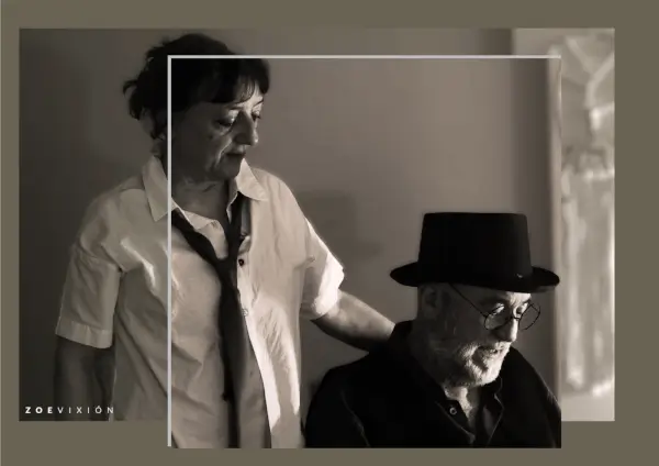 Dos actores en escena, Zakarías O’Facas y Nekane Fernández, interpretando la comedia onírica 'Soño, logo existo'.