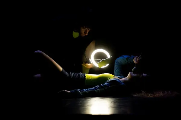 Dos bailarines en escena con movimientos expresivos, representando la reflexión sobre la generación de cristal y sus desafíos.
