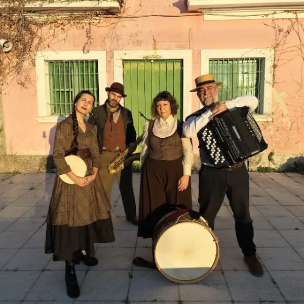 El cuarteto Balteira en concierto, con dos mujeres cantando y tocando percusión, un acordeonista y un músico de viento.