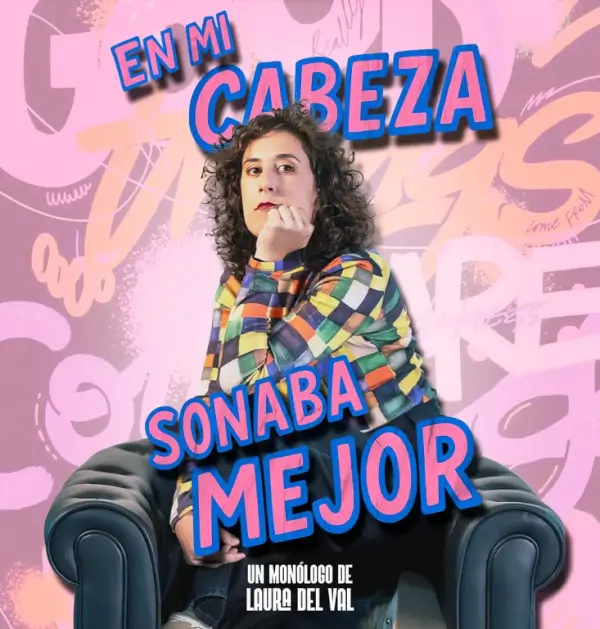 La humorista Laura del Val sonriendo en el escenario con un micrófono, durante su monólogo de comedia.
