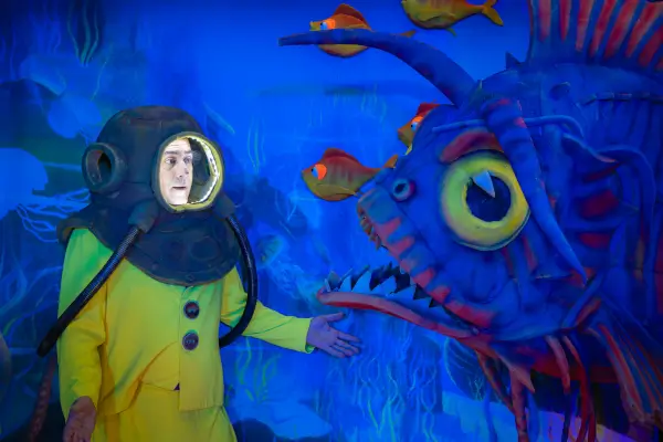 Ilustración de un niño, Xan, explorando el fondo marino rodeado de peces y criaturas marinas, en el cuentacuentos 'Xan das Ondas'.