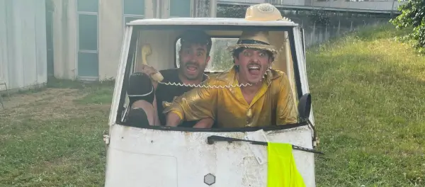 Dos cómicos, Cosme y Damián, actúan en un motocarro averiado, con elementos de clown y acrobacia, en la obra de teatro de calle Ñiqui Ñaque.